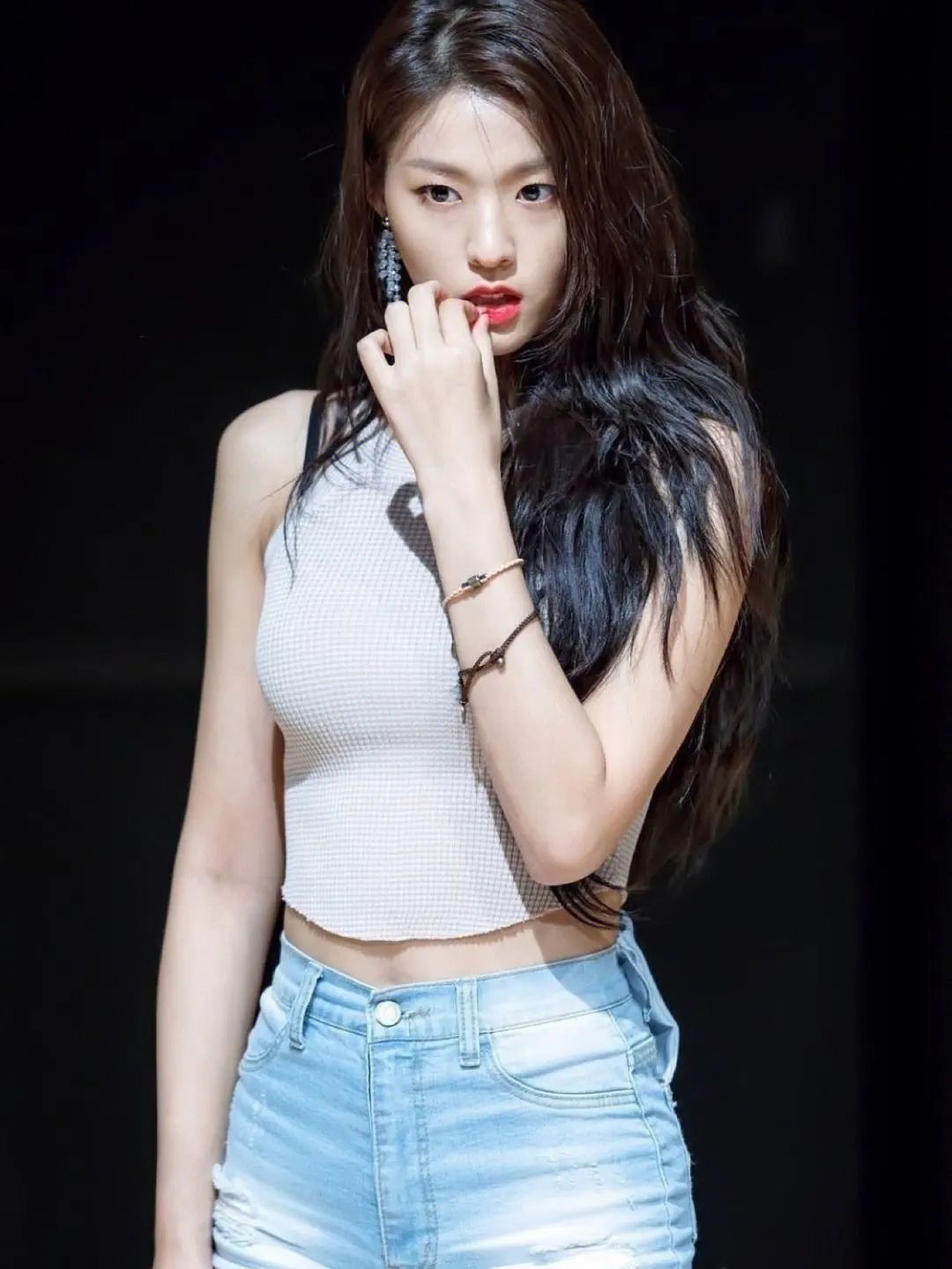 被网友称为“韩国最强肉体”身材演技在线的金雪炫还热衷慈善事业