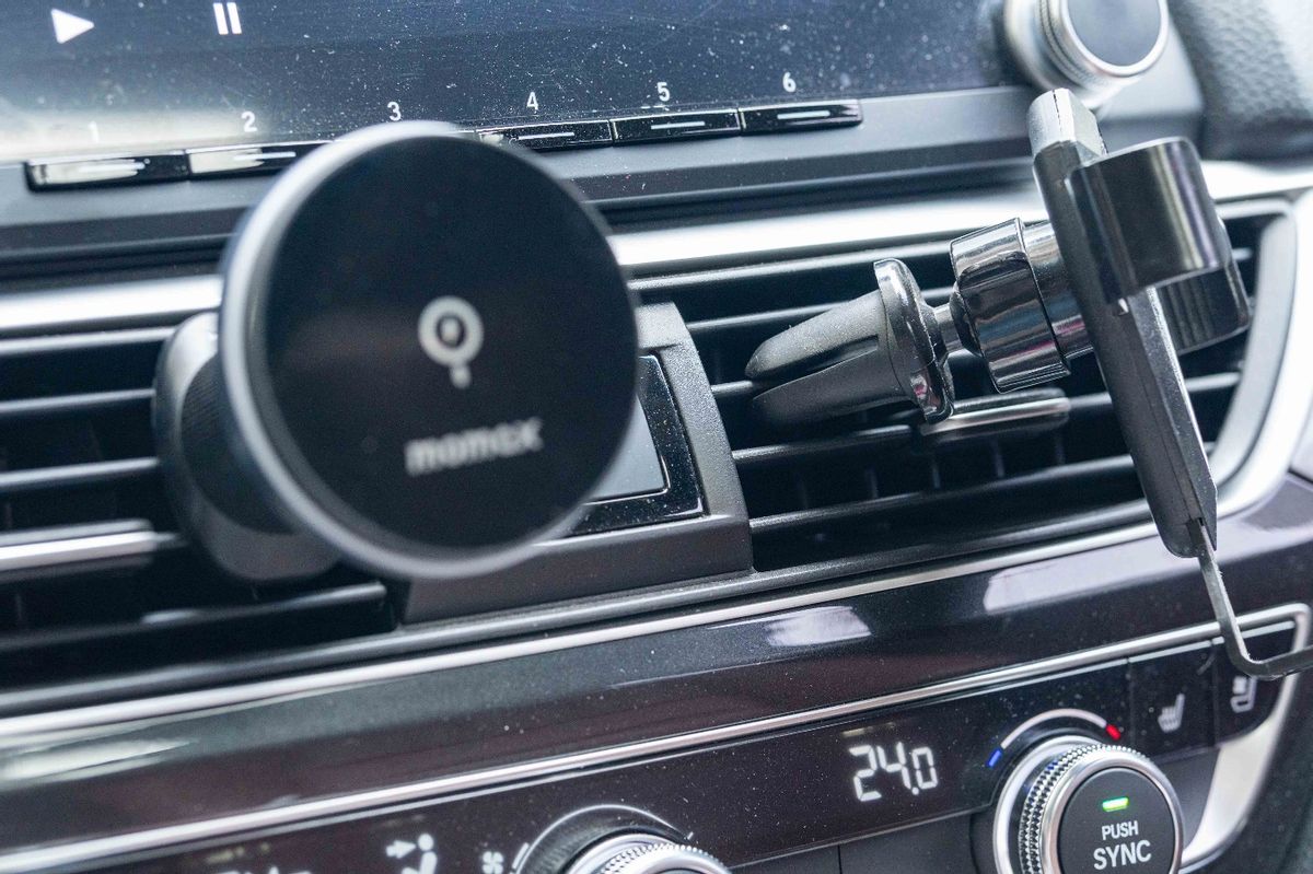 momax支架怎么样,车载磁吸手机支架最新款无线充电