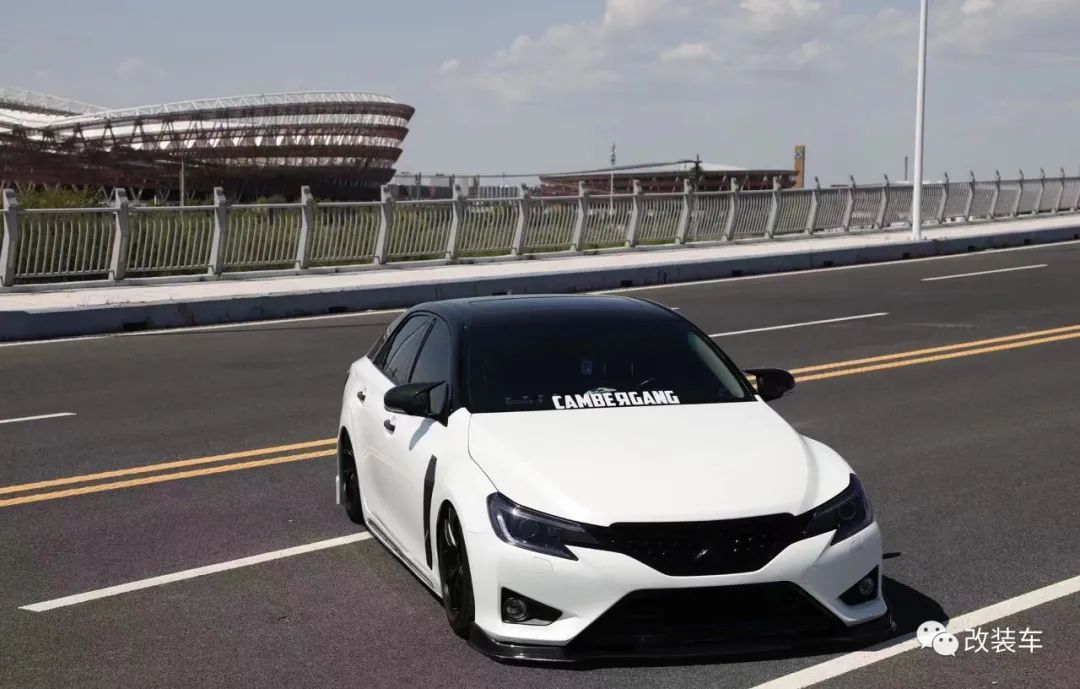 被打断腿的丰田锐志大后超，只要改得帅阿珍跑不掉