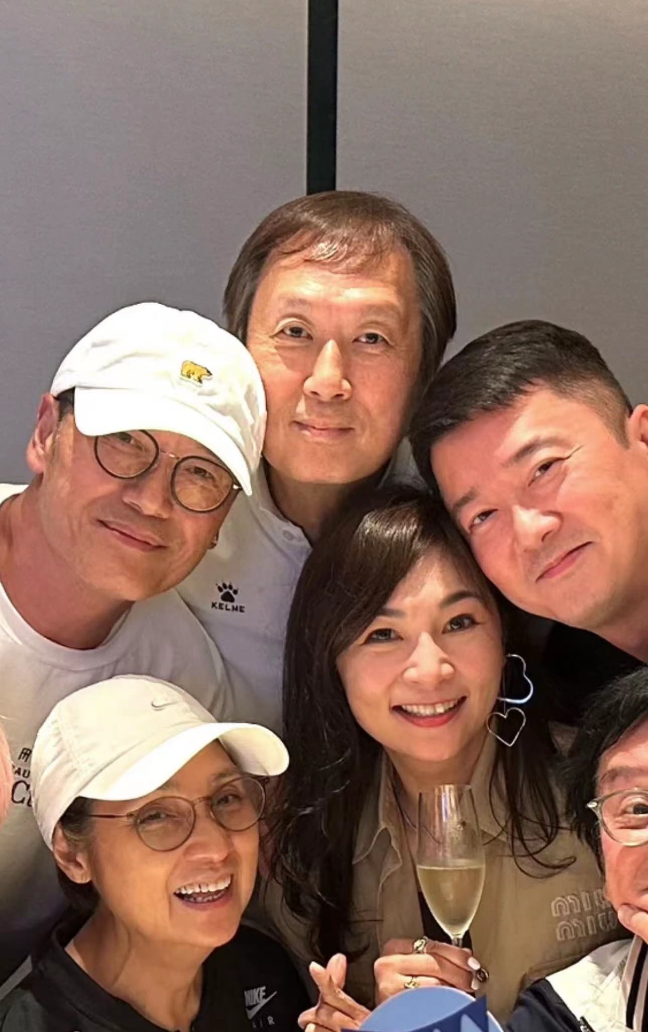 众老牌港星为苗侨伟庆生！戚美珍两鬓斑白，谭咏麟面红老人斑明显