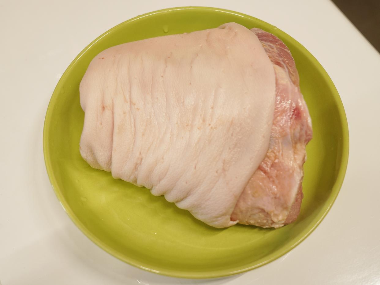 软烂不油腻的烤猪蹄你值得拥有,德国咸脆猪手如何烤才皮脆