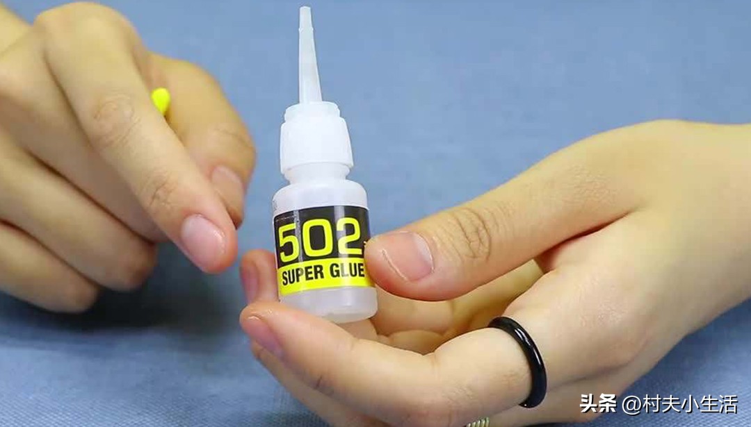 把502胶水滴在插座上,把502胶水滴在纯净水里