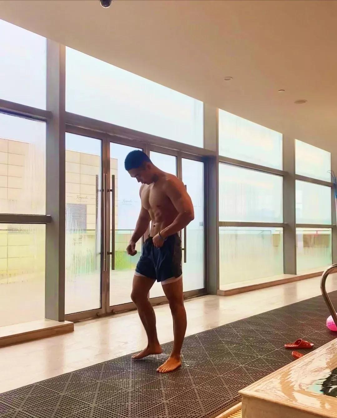 黝黑爷们帅哥寸头,黝黑皮肤的帅哥