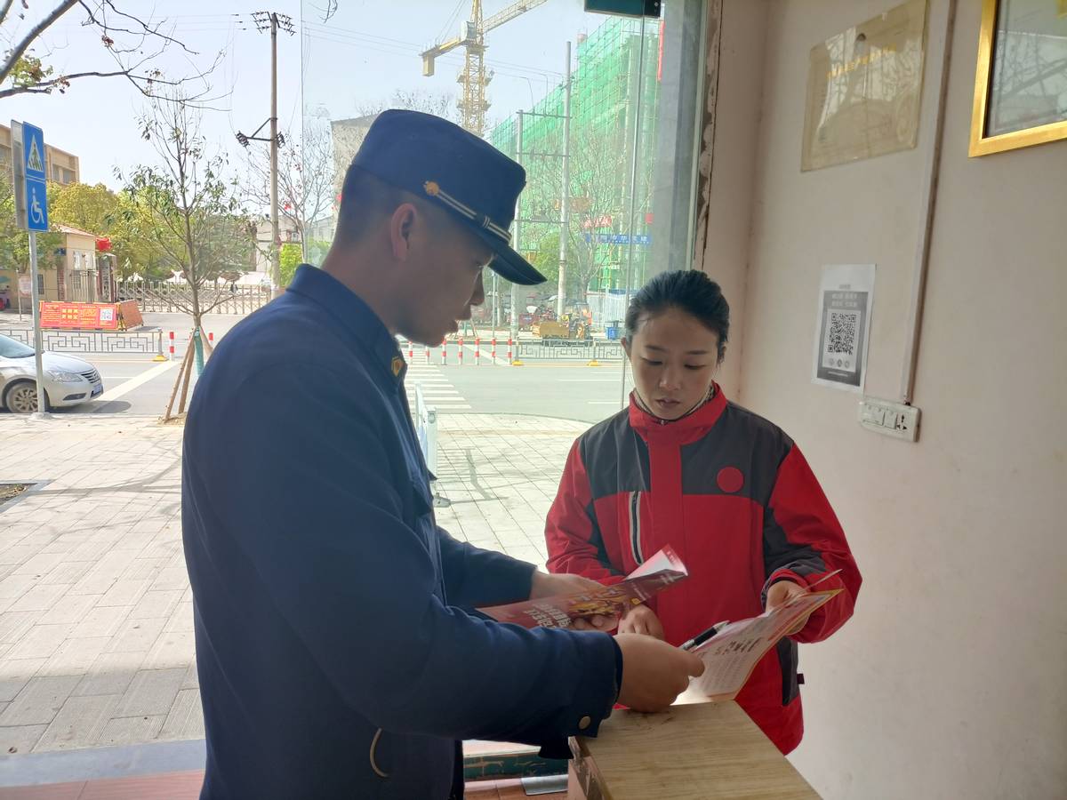 湖北襄阳：“排查+宣传”两手抓，奏响商铺“平安曲”