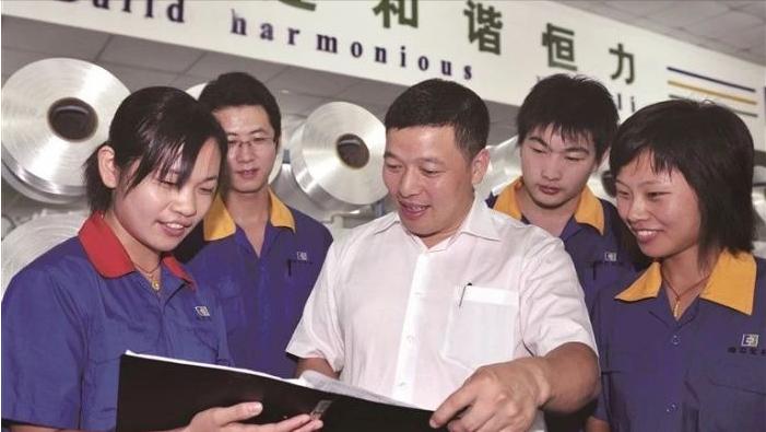 江苏穷小子，13岁工地搬砖白手起家，如今身家1400亿，成江苏首富