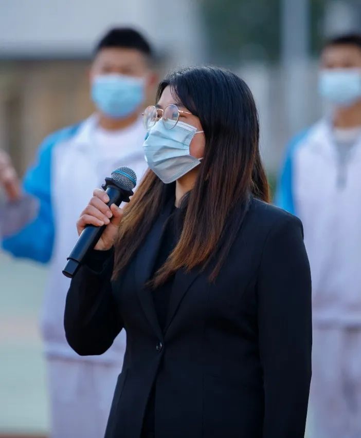 千名学生传递巨幅国旗,开学典礼百人传旗