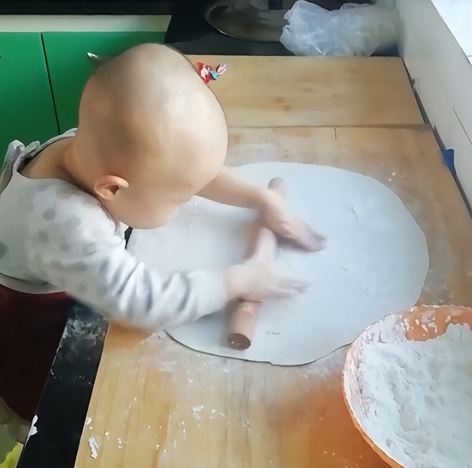 有趣3岁小男孩痴迷做花式面点,花式包子儿童