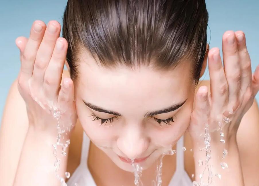 很多天不洗脸也不油属于什么肤质,一晚不洗脸第二天出油是什么肤质