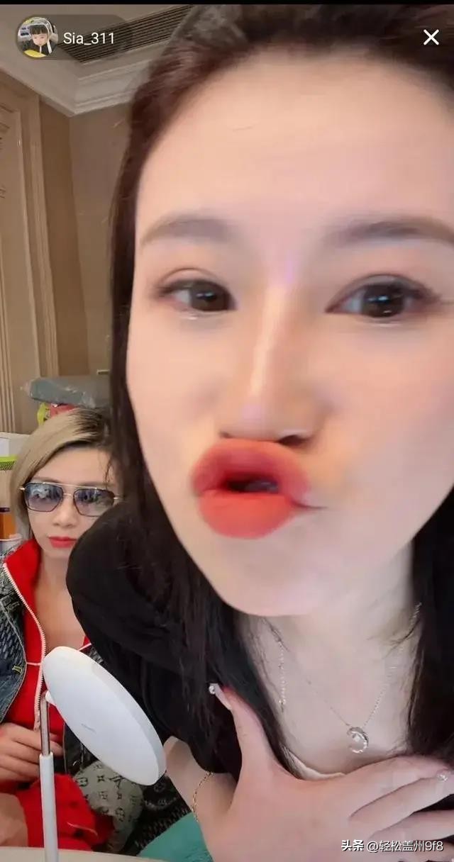 伊尔康二儿子订婚现场：新娘肚子胀得像怀孕了，婆婆盖过新娘