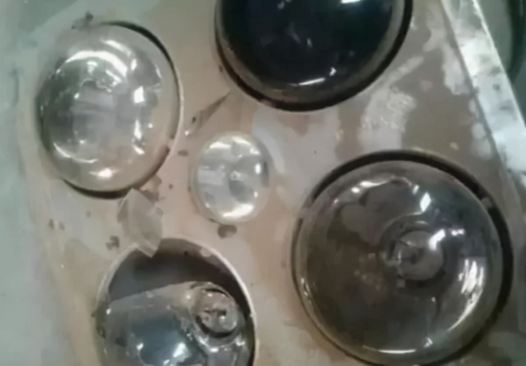 卫生间怎么换灯泡,厕所小灯泡坏了怎么换