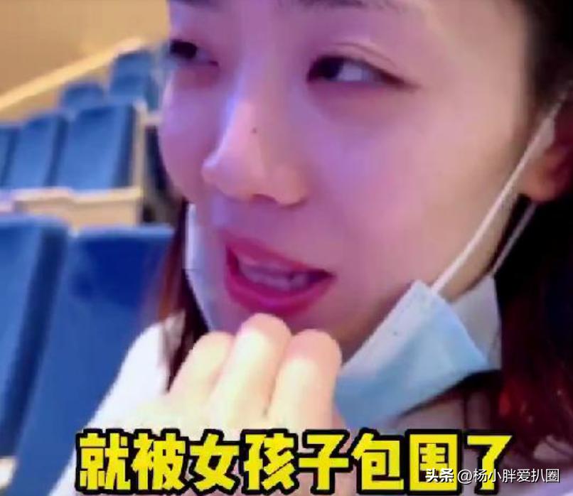 杨威给孩子钱,杨威和杨云送杨阳洋上学