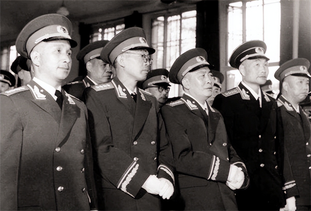 八路军6个师长唯独他没有成为元帅，晚年担任副主席，儿子是将军