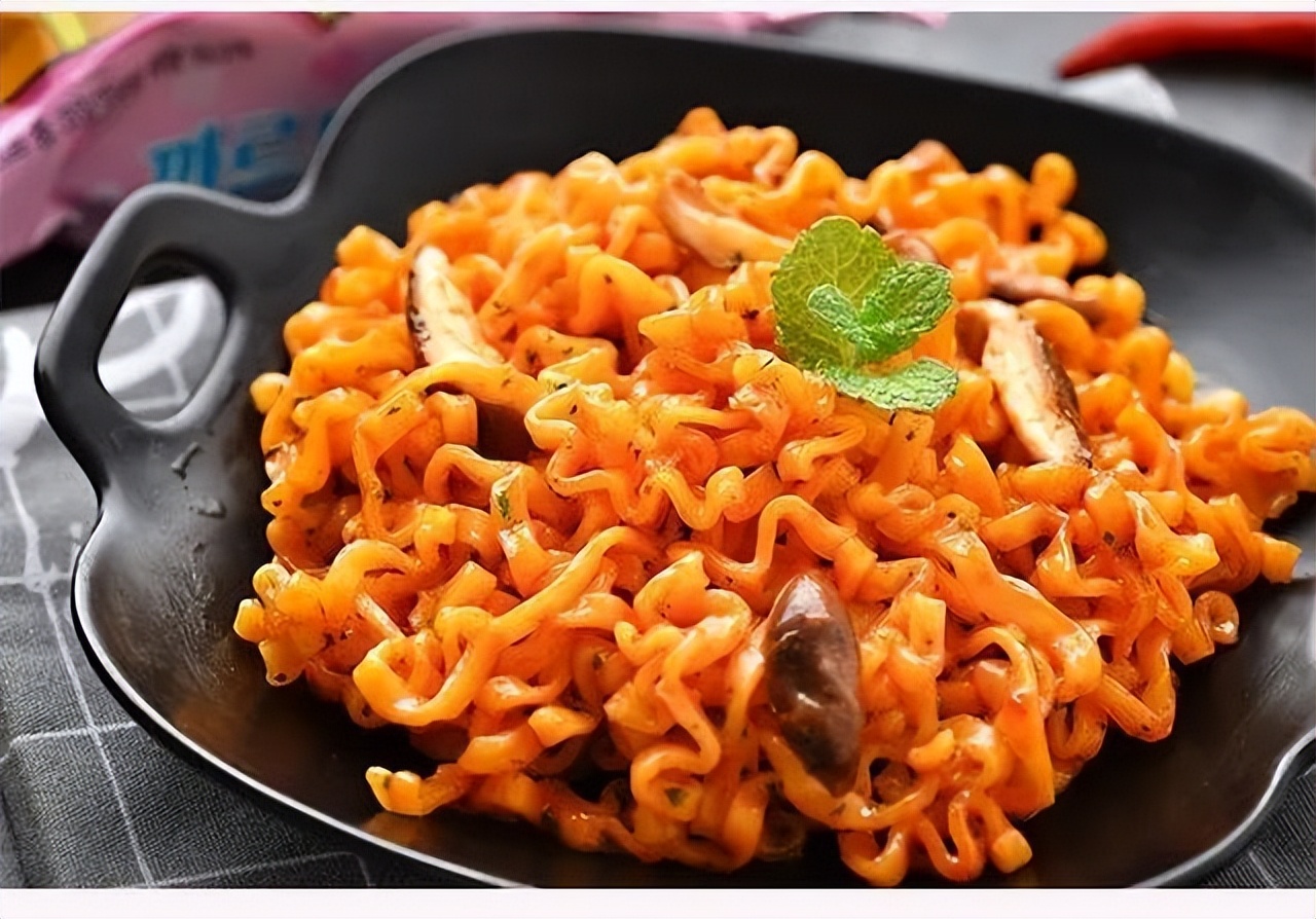 日本拉面起源于中国哪里,日本拉面用的是什么拉面