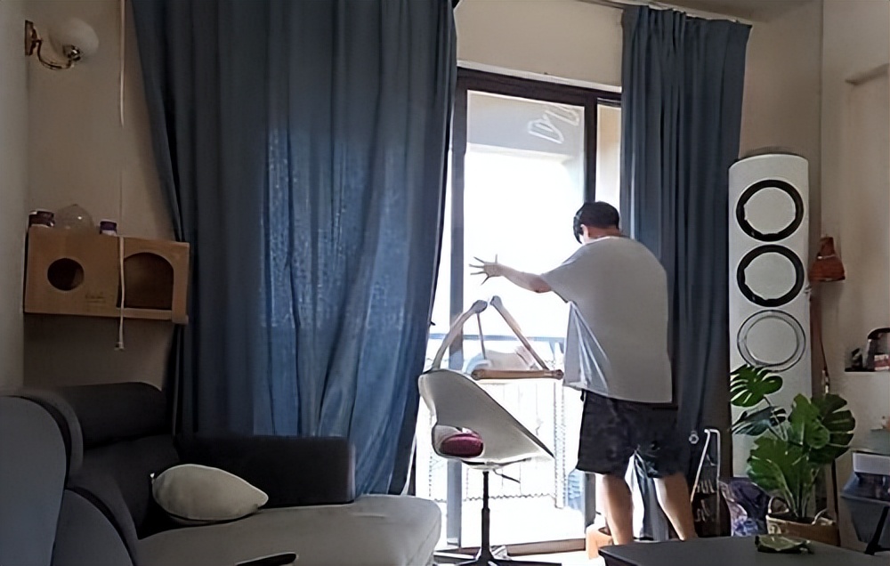 男子去阳台透气被猫反锁,被猫咪反锁在阳台