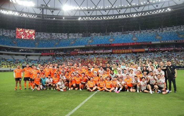 香港足球队黄日华踢人是真的吗,陈百祥对黄日华踢球看法