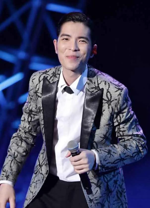 年龄小的嫁给年龄大明星,女人娶大明星要三思