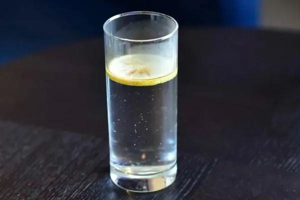 桶装水塑料颗粒的危害,瓶装水含有塑料微粒怎样去除