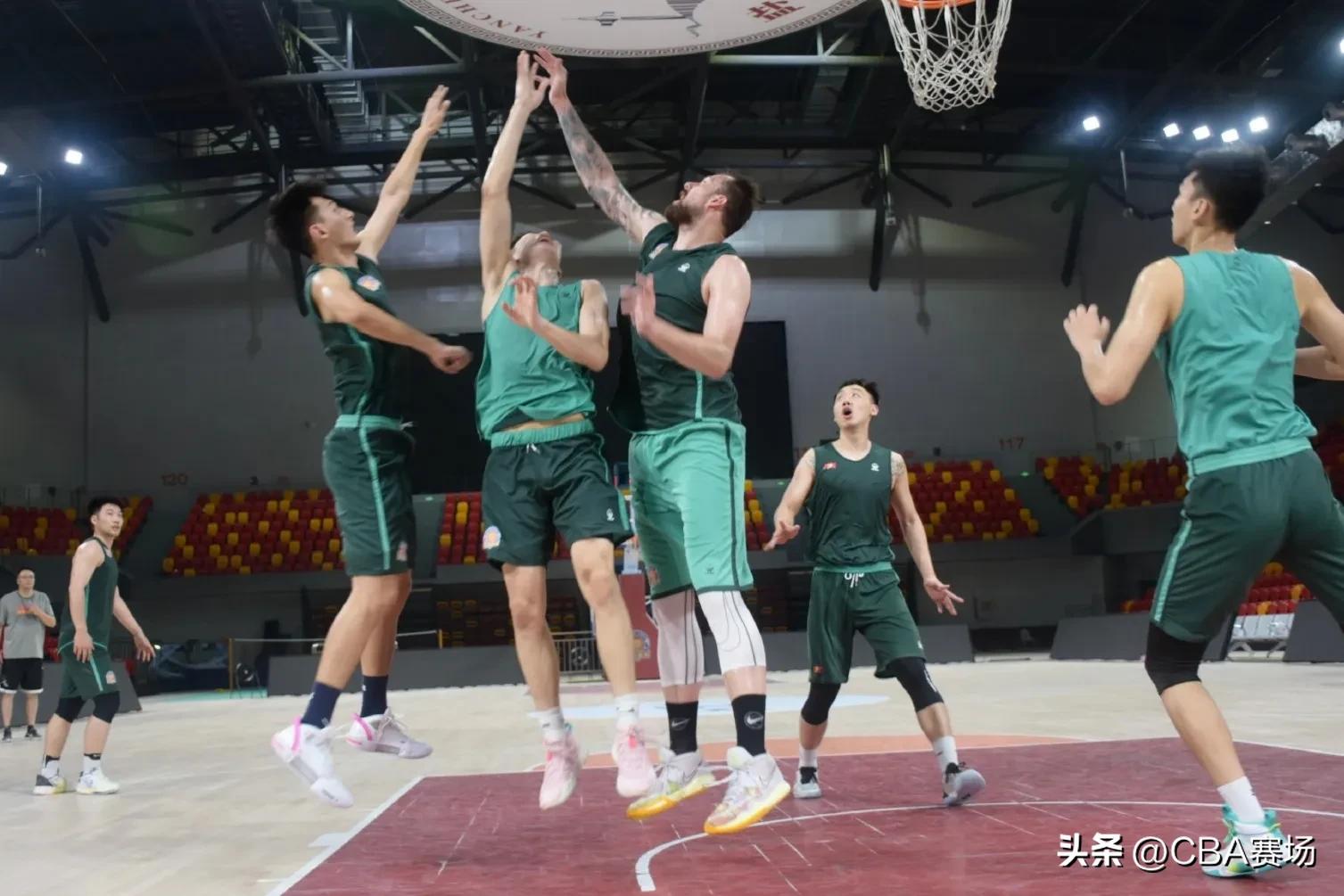 文班亚马逆天隔扣对手表情曝光,浓眉隔扣文班亚马身高