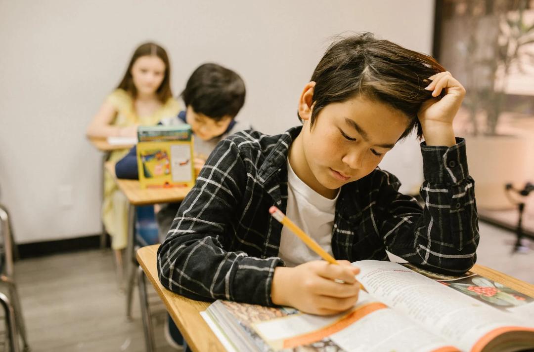 心理学:探讨身体动作经验对肢体动词语义加工的影响