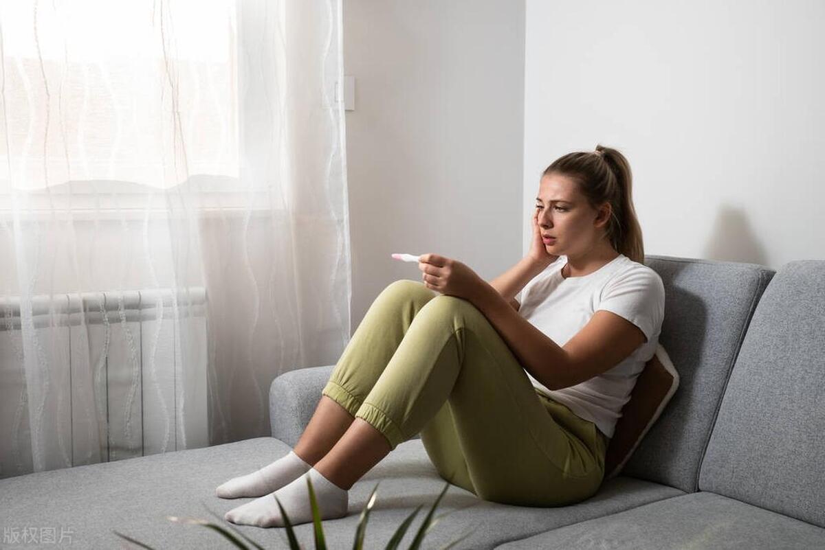 我30岁，月经没来以为怀孕，几天后隐私部位长了血泡，咳嗽咳出血