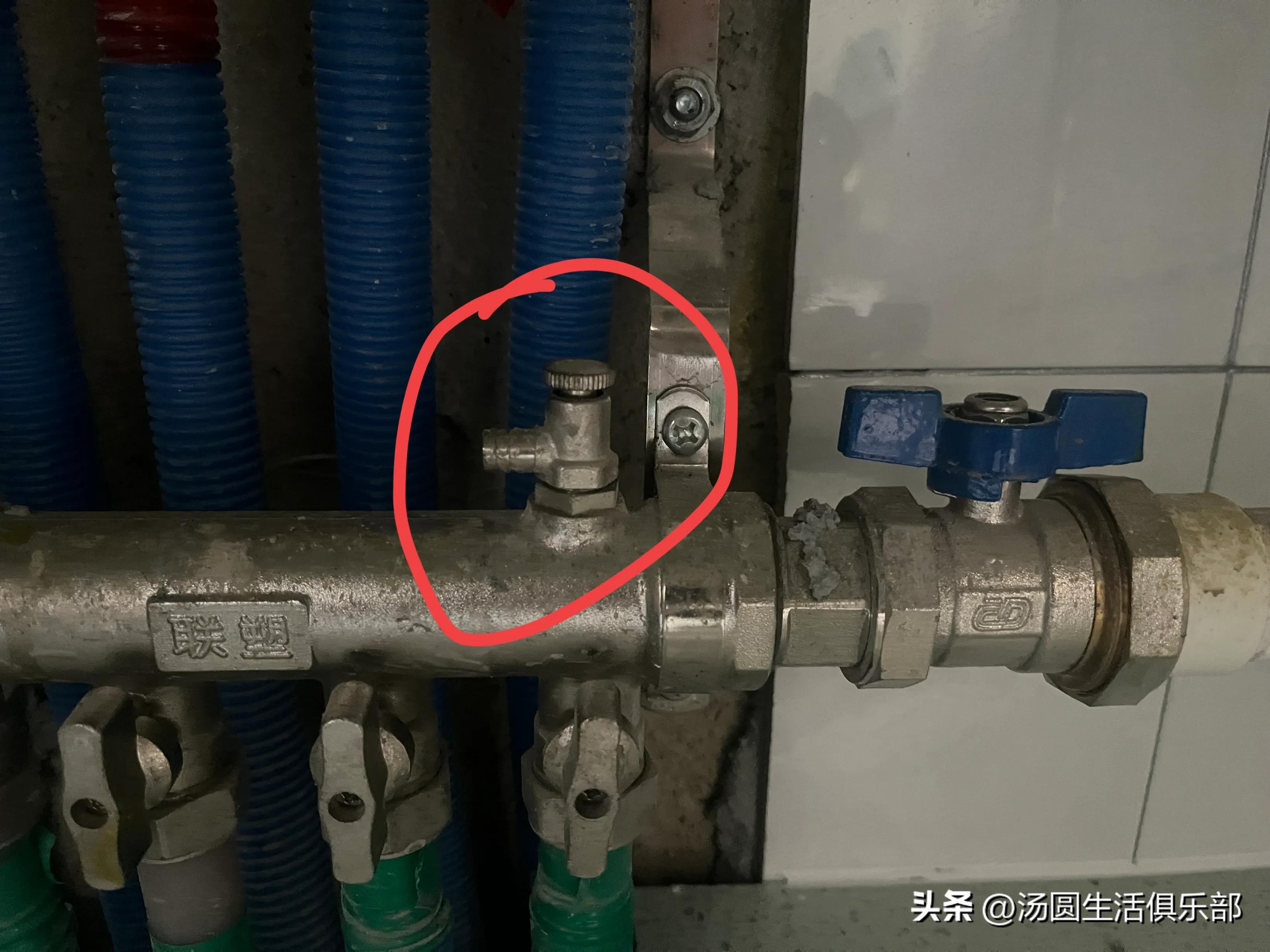 暖气不热回水管一直流着水可以吗,普通暖气回水不热只需一招