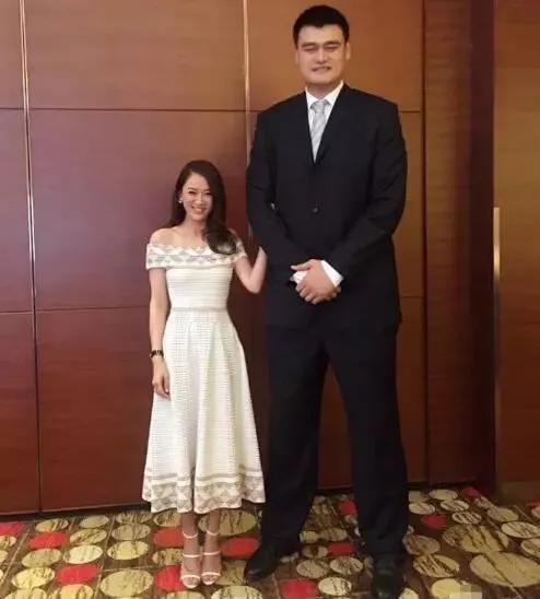 姚明9岁女儿近照身高惊人,姚明12岁女儿亮相身高至少1米8