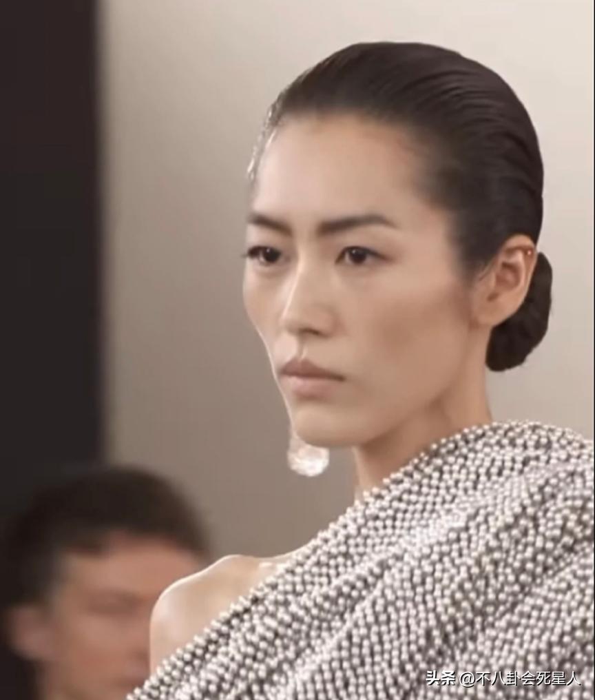 戴牙套是双刃剑：毛不易拯救一口烂牙，刘雯、肖战却变难看了