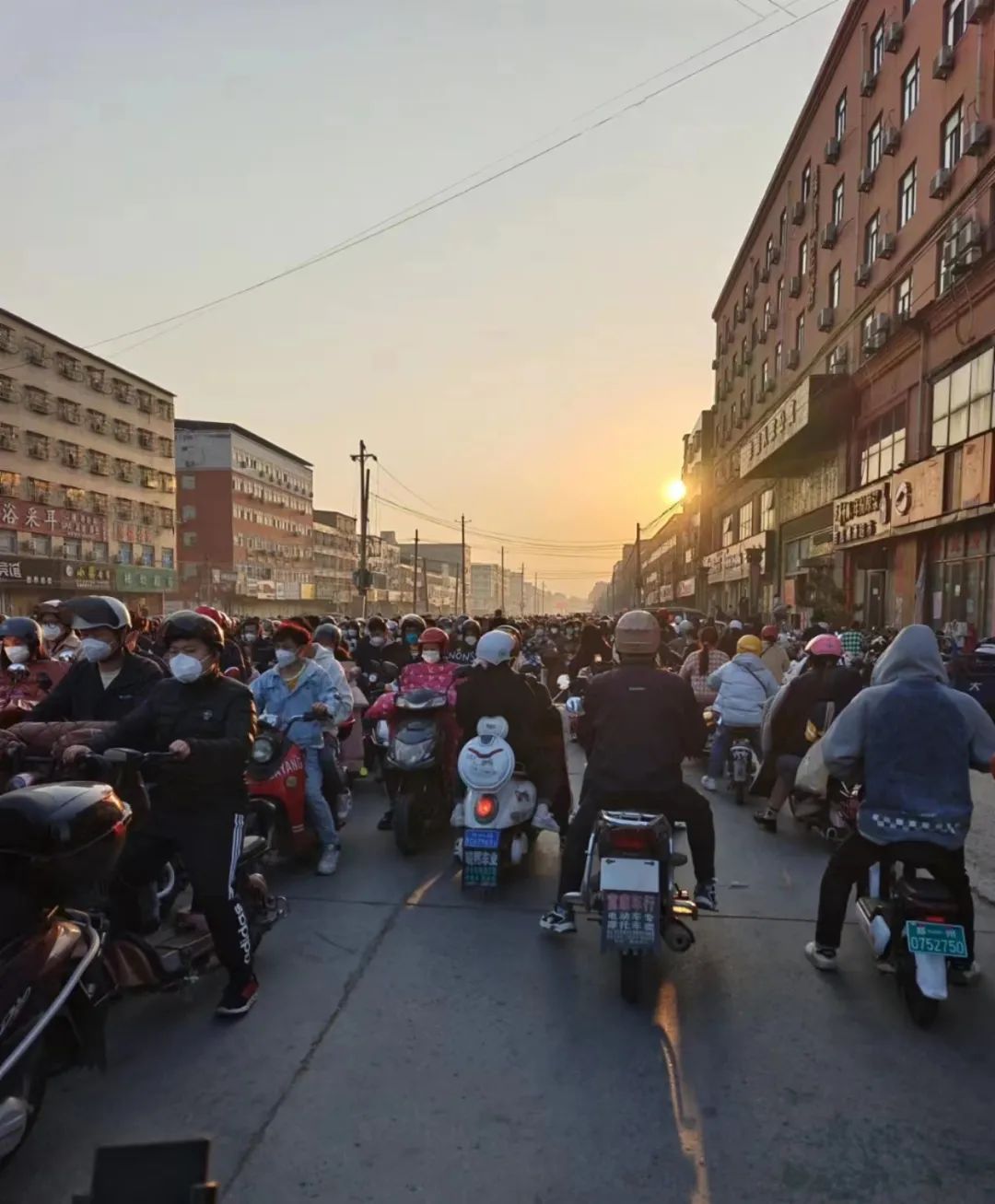 富士康员工徒步高速返乡,富士康员工“徒步返乡”前后