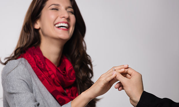 结婚戒指戴哪只手？买的时候应该量哪个手指？尺寸能换吗？