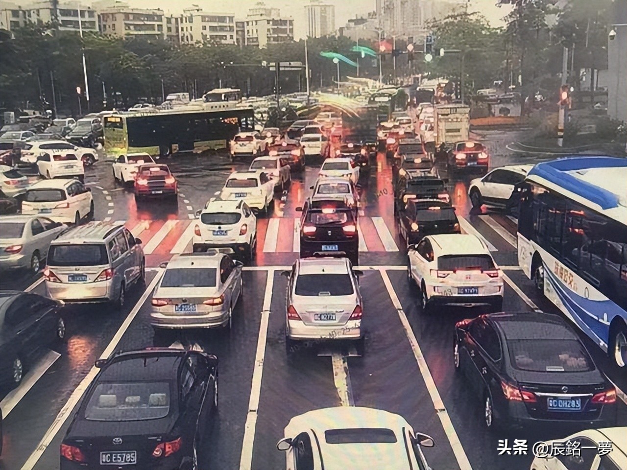 燃油车和混动车哪个性价比更高,燃油车和混动车哪个更经济耐用