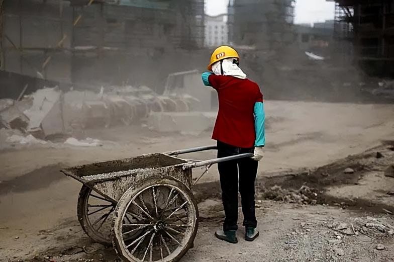 小伙卖彩票一年挣80亿,拾荒男子桥洞研究彩票完整视频