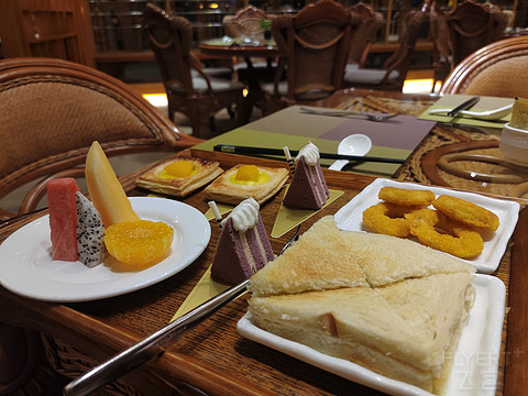 飞雪迎春山花烂漫,飞雪迎春绽玉蕊