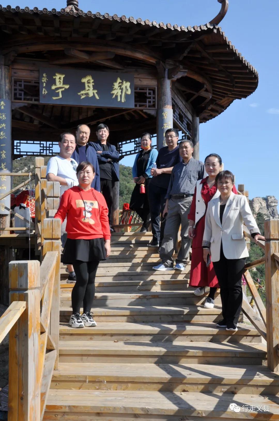 金秋十月看万山红遍层林尽染,金秋十月看红叶的诗句