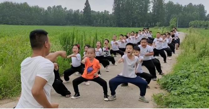 江苏80后爸爸带三个孩子练武术,父亲带三个孩子练武术基本功