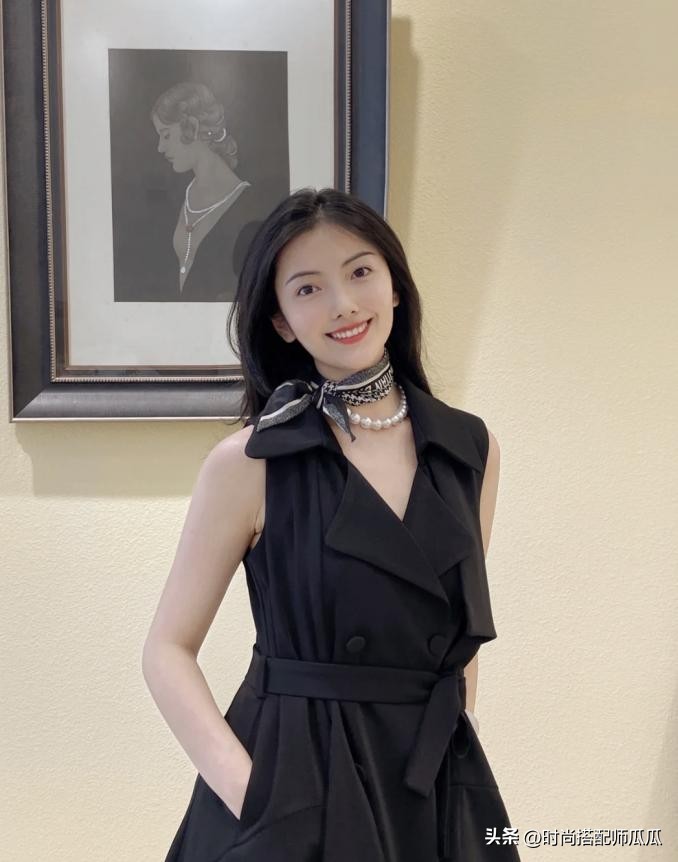 丝巾怎么穿才显得更有气质,土气又廉价的丝巾穿搭技巧