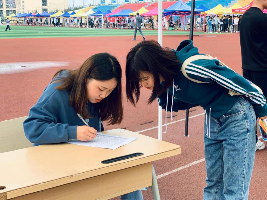 每天工作2小时就能月入3万？冷门国企员工晒工资，属实是羡慕了