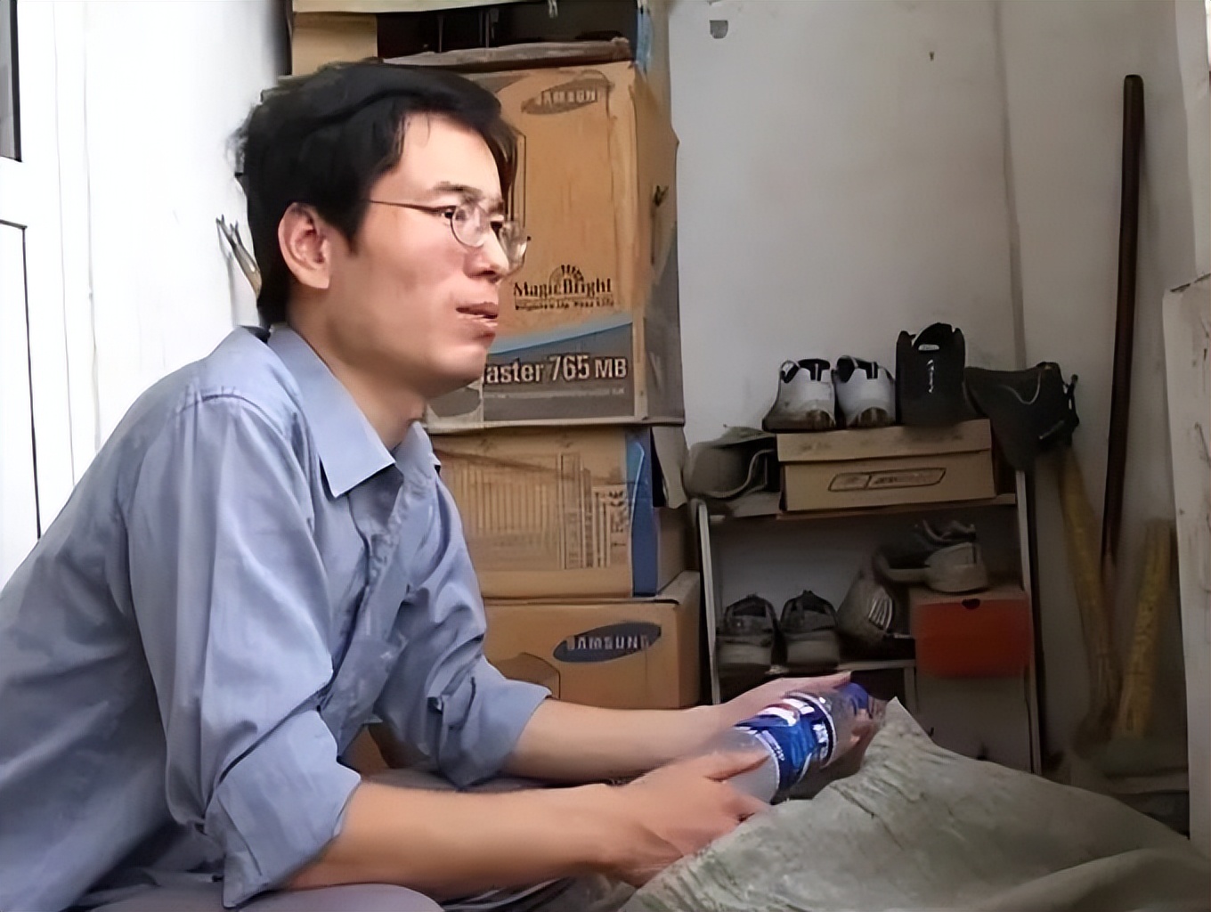 年轻时打工赚钱供孩子上大学,把儿子供上大学