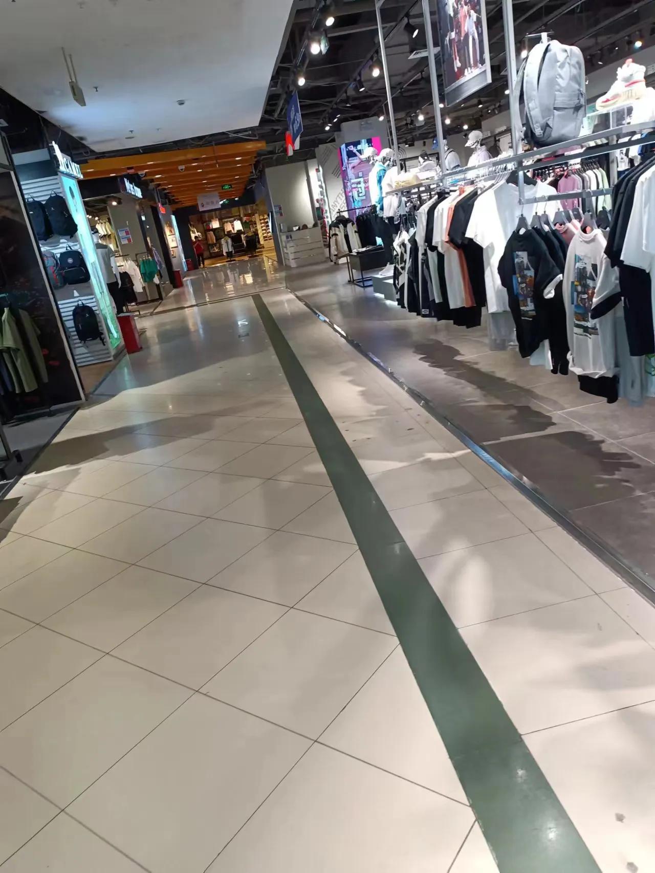 商品在打折出售，可大家手里没钱不敢消费