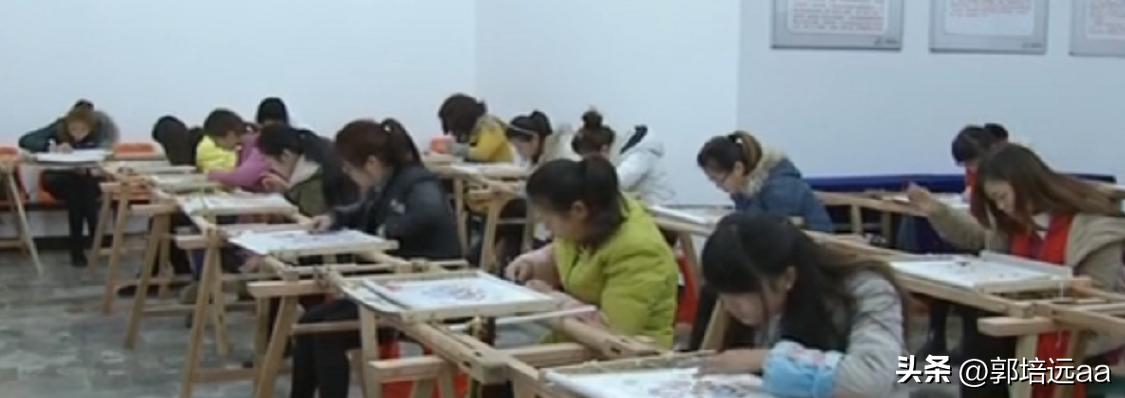 36岁贵州女子利用树叶年赚百万,贵州女子巧用大树叶也赚钱