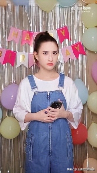 何超莲窦骁足球队,何超莲大婚背后花朵衣服