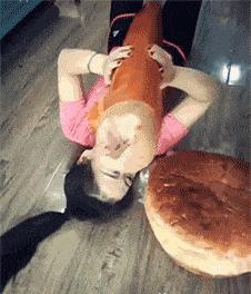 女孩子看起来外表美丽，其实裤袜已经掉到大腿根了！哈哈哈