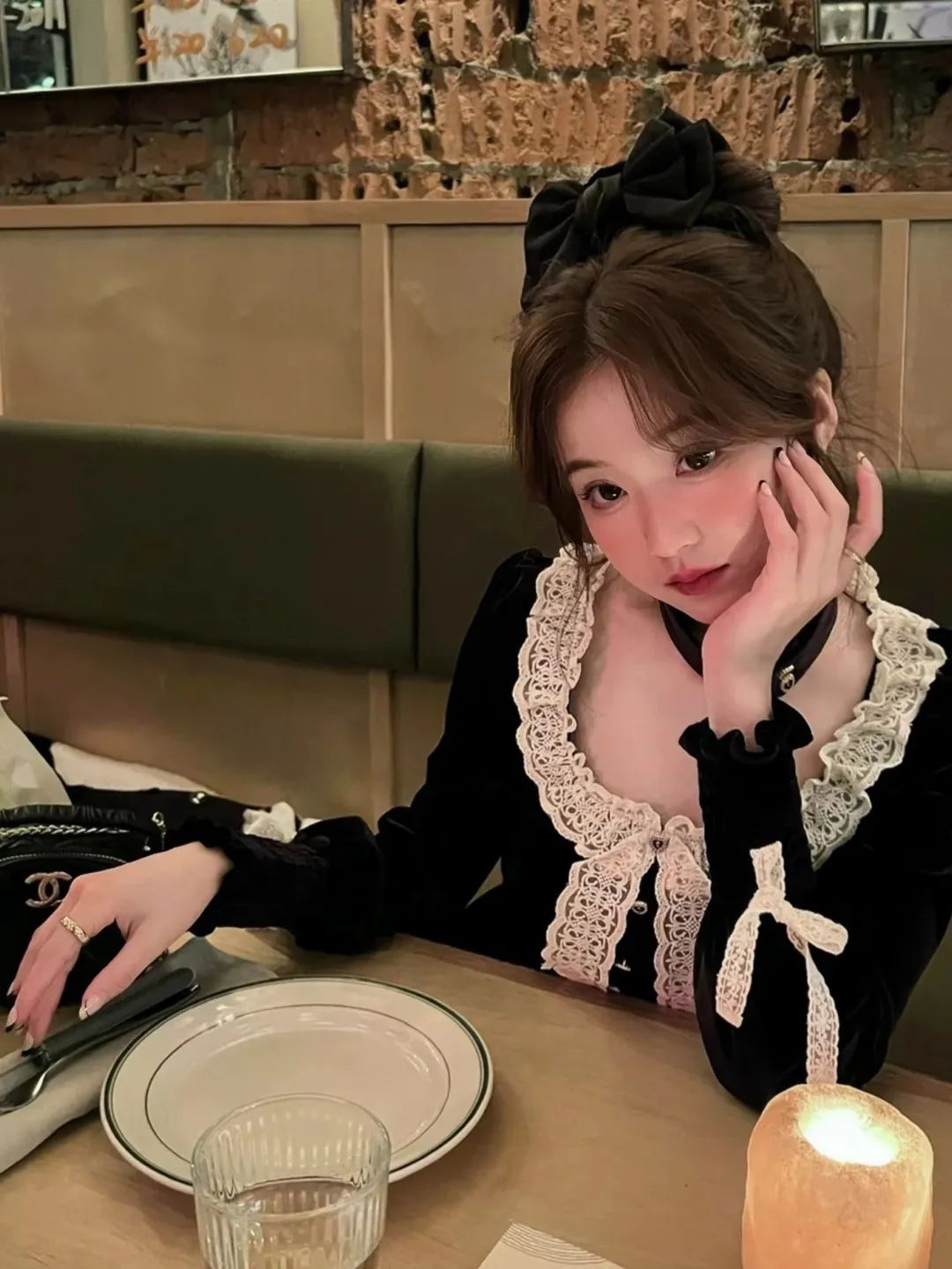 今年别再披头散发了三款减龄发型,秋冬季更适合有氛围感的发型