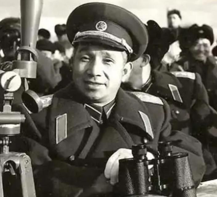 *德朱**是十大元帅之首，他的授衔编号为何是004？001号又是谁？