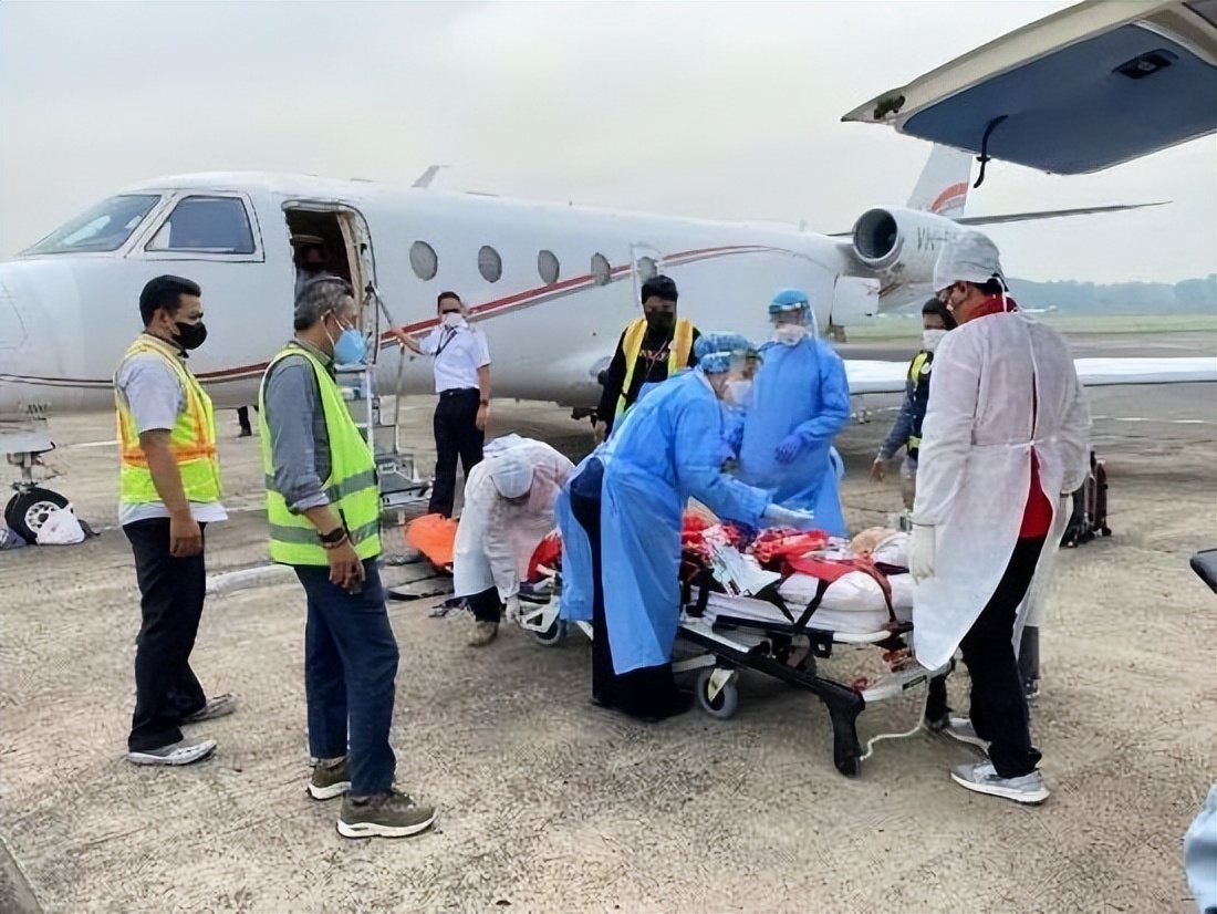 男子国外出差突发脑出血昏迷不醒同事呼叫保险公司紧急救援二轮医疗转运回国