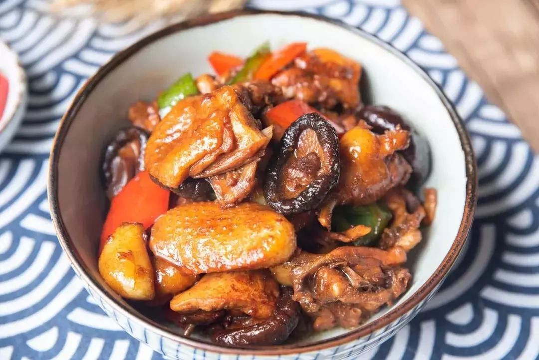 自己在家做黄焖鸡要用高压锅吗,在家不用黄焖鸡料怎么做黄焖鸡