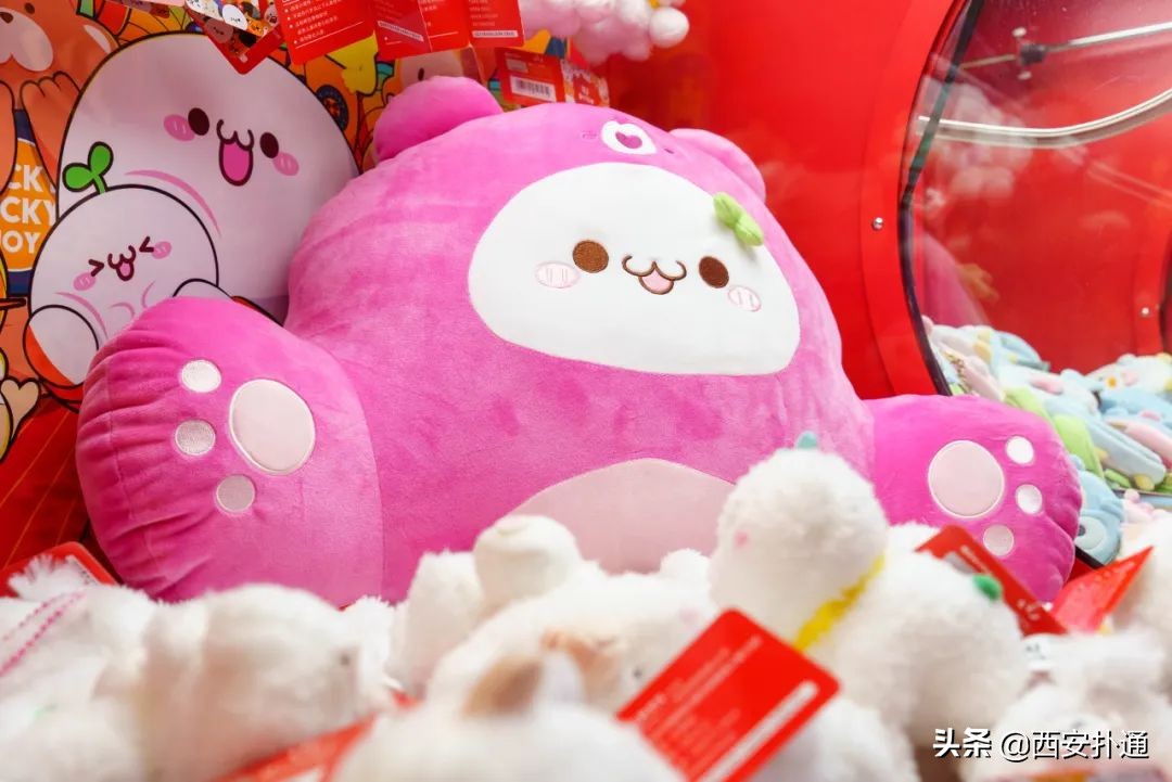 最近很火的夹娃娃机,夹娃娃机超大手办