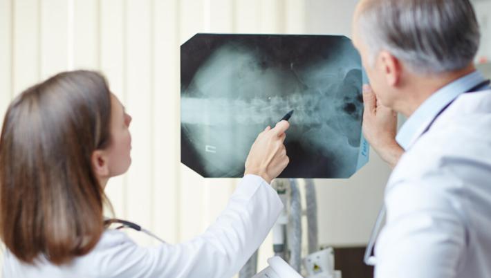 腰椎滑脱手术微创更贵还是开刀贵,腰椎滑脱真性与假性滑脱症状区别