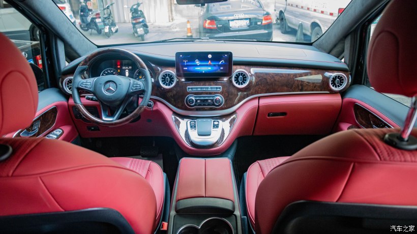 银色奔驰威霆改迈巴赫双拼色,威霆国六内饰改成迈巴赫款式