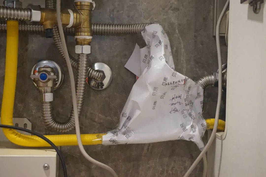 楼上漏水保修期8年未到属谁负责,楼上防水导致漏水谁赔偿