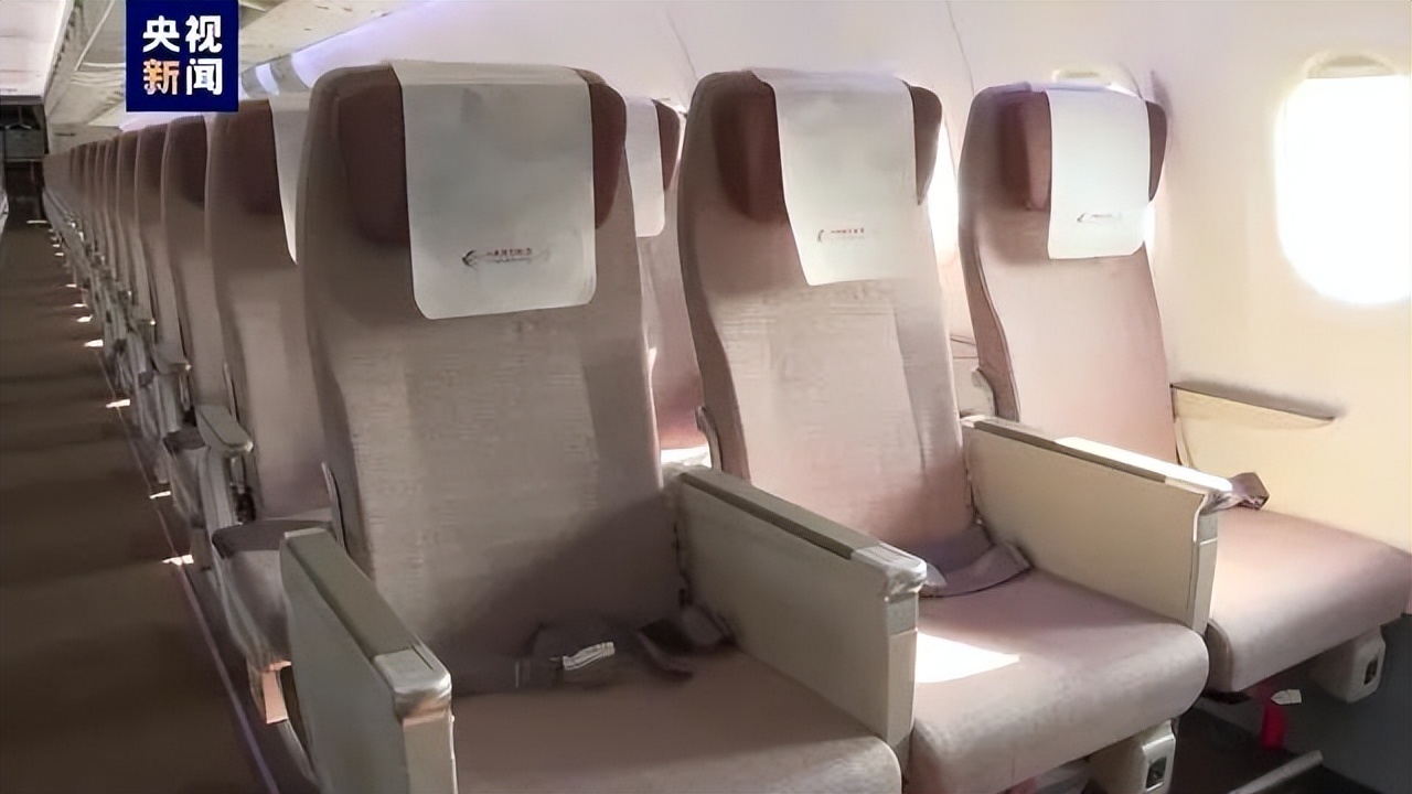 c919国产大飞机首飞震惊全球,首架重庆机场量产型c919亮相